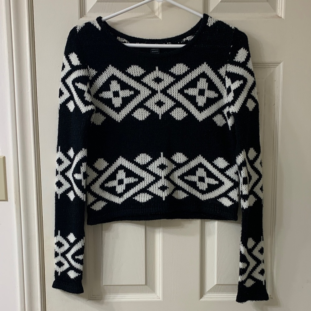 🌷3 for $25🌷Rue21, US M, Black & White Tribal Print Cropped Long Sleeve Sweater
